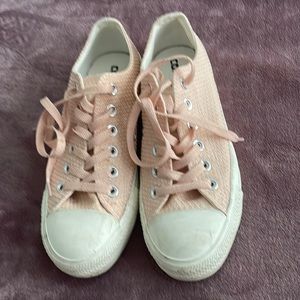 Converse All Stars Low Top Sneakers Size 7